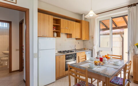 Francesca: Eigendom, Meubilair, Kamer, Gebouw, Keuken, Interieur Ontwerp, Countertop, Cabinetry, Geel, Huis
