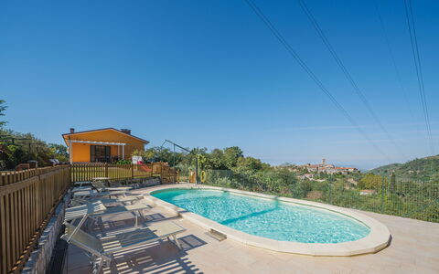 La Casa al Monte: Lucht, Water, Zwembad, Azure, Boom, Fabriek, Stedelijk Ontwerp, Zwemwater, Schaduw, Huis
