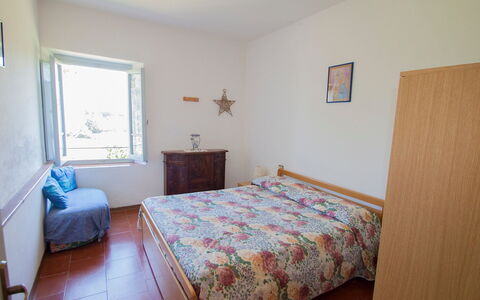 Bucine 690: Slaapkamer, Bed, Kamer, Meubilair, Laken, Eigendom, Verdieping, Bedding, Matras, Bed Frame