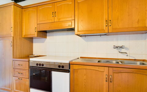 Bucine 690: Cabinetry, Countertop, Keuken, Kamer, Meubilair, Eigendom, Kast, Major Appliance, Huishoudapparatuur, Toestel Van De Keuken