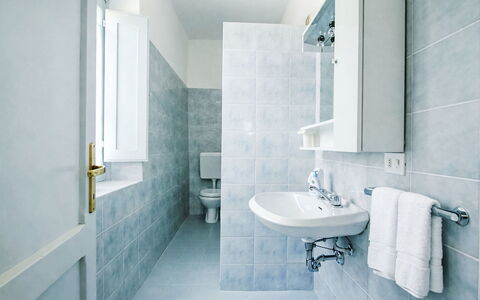 Bucine 690: Muur, Flooring, Verdieping, Interieur Ontwerp, Badkamer, Loodgieterswerkinrichting, Plafond, Kamer, Tegel, Loodgieter