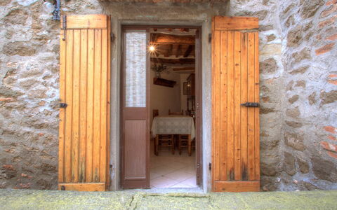 Via Vannocci: Deur, Muur, Hout, Gebouw, Venster, Huis, Facade