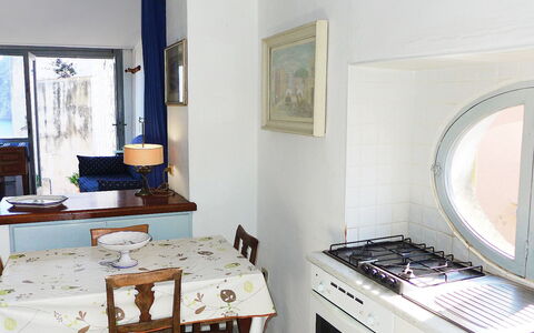 Ischia Ponte 10: Eigendom, Kamer, Meubilair, Interieur Ontwerp, Huis, Gebouw, Verdieping, Onroerend Goed, Tafel, Keuken