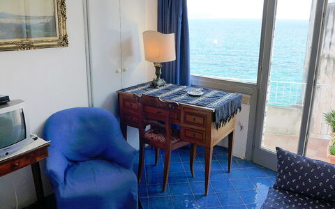 Ischia Ponte 10: Kamer, Eigendom, Meubilair, Gebouw, Onroerend Goed, Tafel, Interieur Ontwerp, Suite, Huis, Verdieping