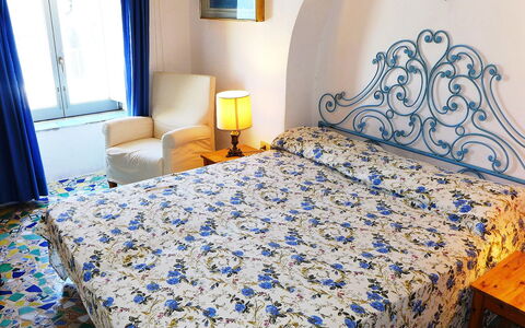 Ischia Ponte 10: Slaapkamer, Laken, Bed, Bedding, Kamer, Blauw, Eigendom, Dekbedovertrek, Meubilair, Bed Frame