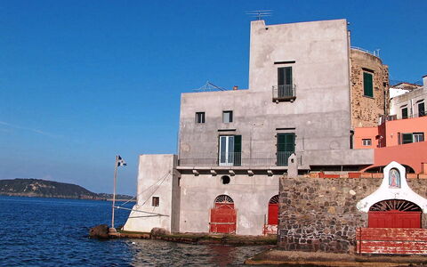 Ischia Ponte 10: Lucht, Blauw, Landmark,  Dorf\, Architectuur, Waterweg, Gebouw, Water, Zee, Huis