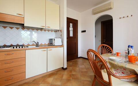 Porto San Paolo 200: Meubilair, Cabinetry, Countertop, Gebouw, Keuken, Stoel, Hout, Oranje, Interieur Ontwerp, Flooring