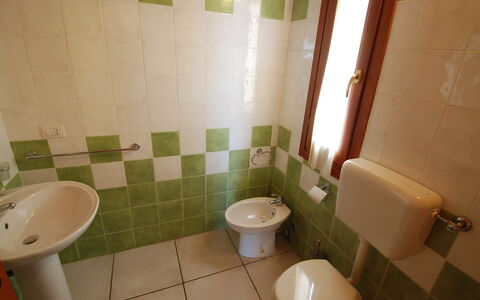 Costa Rei 100: Eigendom, Loodgieterswerkinrichting, Toilet, Wastafel In De Badkamer, Wc Bril, Badkamer, Gebouw, Purper, Wastafel, Interieur Ontwerp