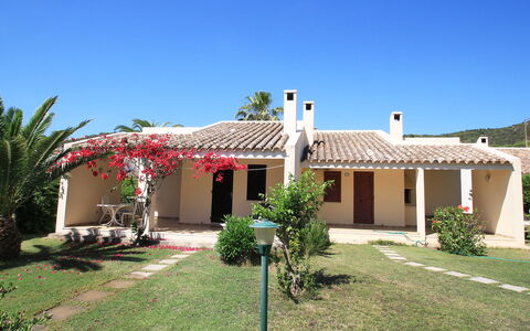 Costa Rei 150: Fabriek, Lucht, Gebouw, Bloem, Eigendom, Deur, Venster, Huis, Schaduw, Land Lot