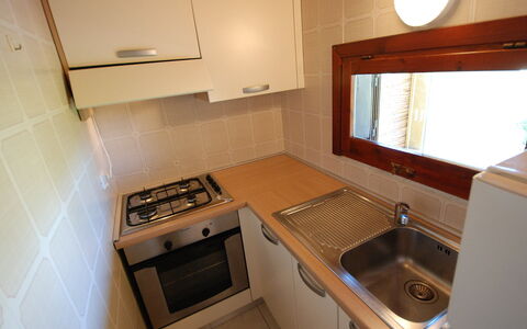 Costa Rei 150: Eigendom, Kraan, Wastafel, Gebouw, Venster, Gootsteen, Loodgieterswerkinrichting, Cabinetry, Hout, Keuken