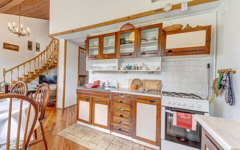Bierna: Cabinetry, Meubilair, Countertop, Keuken, Hout, Stellingen, Flooring, Beits, Muur, Plank