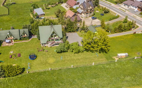 Bukowina-Czarna Gora 100: Fabriek, Gebouw, Land Lot, Stedelijk Ontwerp, Huis, Biome, Gras, Woongebied, Verblijf, Boom