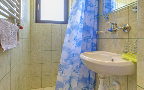 Bukowina-Czarna Gora 100: Loodgieterswerkinrichting, Kraan, Eigendom, Wastafel, Gebouw, Wastafel In De Badkamer, Purper, Badkamer, Blauw, Azure