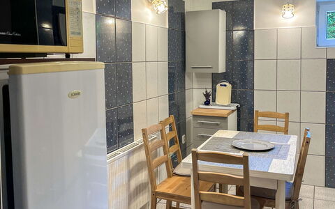 Willa Teresa: Flooring, Interieur Ontwerp, Hout, Verdieping, Major Appliance, Verlichting, Kamer, Meubilair, Plafond, Keuken