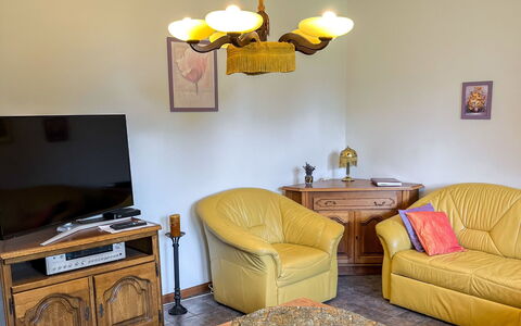 Willa Teresa: Meubilair, Interieur Ontwerp, Muur, Hout, Bankstel, Kamer, Flooring, Woonkamer, Fotolijst, Verlichting