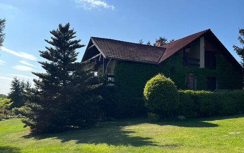 Willa Teresa: Gras, Huis, Huis, Struik, Dak, Verblijf, Land Lot, Gazon, Landelijk Gebied, Tuin
