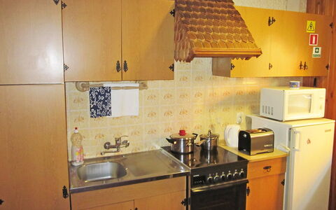 Mały Domek: Eigendom, Kamer, Keuken, Geel, Cabinetry, Meubilair, Huis, Fornuis, Major Appliance, Gebouw