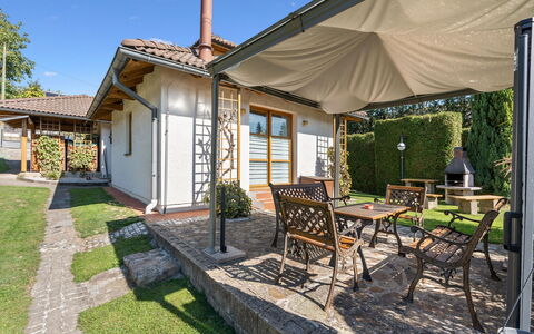 Petříkov: Dak, Huis, Architectuur, Huis, Verblijf, Schaduw, Luifel, Veranda, Tuin, Outdoor Structuur
