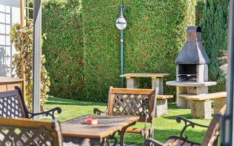 Petříkov: Struik, Tuin, Buitenmeubels, Landscaping, Schaduw, Haag, Werf, Backyard, Evergreen