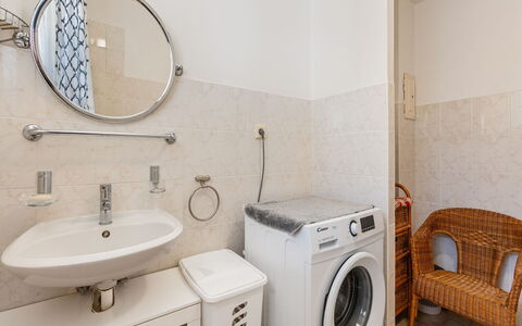 Petříkov: Wasmachine, Flooring, Wasruimte, Verdieping, Loodgieterswerkinrichting, Wasdroger, Interieur Ontwerp, Toilet, Wastafel, Badkamer