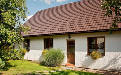 Chrastov: Fabriek, Gebouw, Eigendom, Venster, Wolk, Lucht, Huis, Land Lot, Vegetation