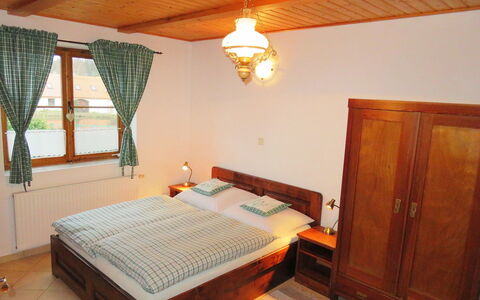 Chrastov: Slaapkamer, Meubilair, Kamer, Eigendom, Bed, Bed Frame, Laken, Gebouw, Plafond, Hardwood