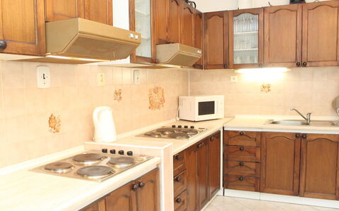 Karlovka: Countertop, Eigendom, Kamer, Keuken, Cabinetry, Meubilair, Wastafel, Gebouw, Verdieping, Huis