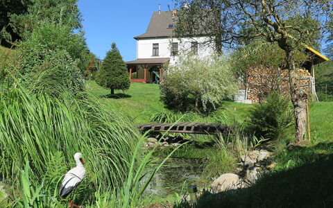 Zlata Olesnice: Huis, Eigendom, Huis, Gras, Vegetation, Tuin, Natuurlijk Landschap, Boom, Werf, Grassenfamilie