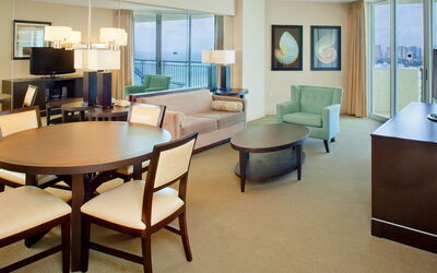 Beachfront 150.13: Kamer, Meubilair, Eigendom, Interieur Ontwerp, Gebouw, Tafel, Verdieping, Woonkamer, Suite, Onroerend Goed