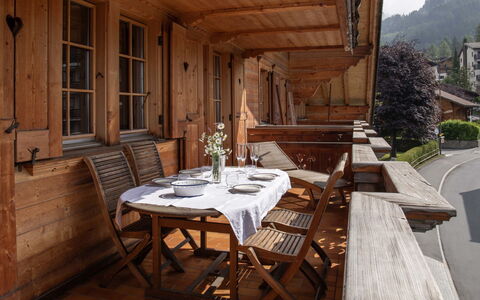 Daphné a 32: Tafel, Meubilair, Fabriek, Stoel, Gebouw, Hout, Interieur Ontwerp, Verdieping, Venster, Boom