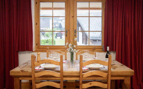 Daphné a 32: Tafel, Eigendom, Meubilair, Venster, Hout, Gebouw, Gordijn, Schaduw, Interieur Ontwerp, Architectuur