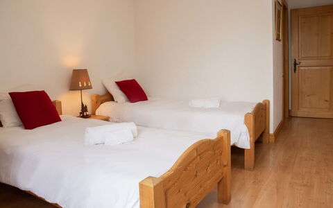 Daphné a 32: Meubilair, Eigendom, Gebouw, Comfort, Hout, Bed Frame, Hoofdkussen, Huis, Flooring, Bed
