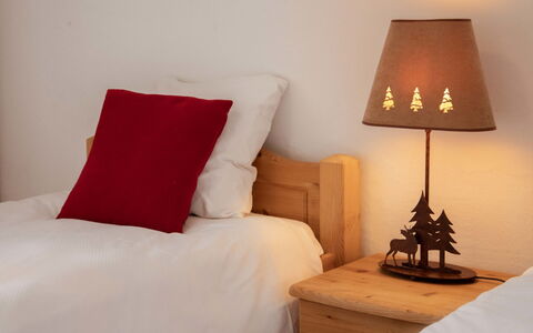 Daphné a 32: Meubilair, Eigendom, Comfort, Hout, Textiel, Interieur Ontwerp, Lamp, Hoofdkussen, Verdieping, Muur