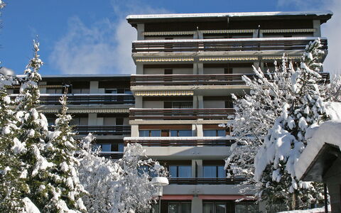 Villars 130: Lucht, Wolk, Gebouw, Venster, Wereld, Sneeuw, Stedelijk Ontwerp, Huis, Buurt, Boom