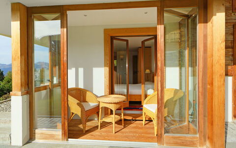 Khamariah: Eigendom, Gebouw, Meubilair, Deur, Hout, Stoel, Schaduw, Interieur Ontwerp, Verdieping