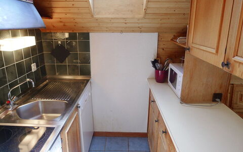 Villars 600: Kamer, Eigendom, Countertop, Verdieping, Gebouw, Keuken, Huis, Architectuur, Hout, Cabinetry