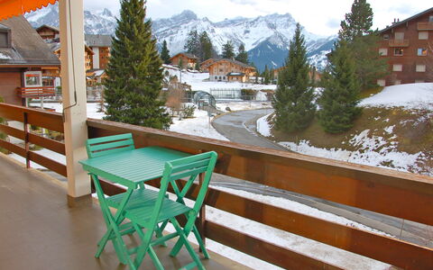 Villars 700: Lucht, Berg, Gebouw, Eigendom, Meubilair, Wolk, Sneeuw, Tafel, Boom, Natuur