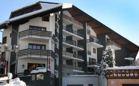Villars 765: Lucht, Gebouw, Eigendom, Sneeuw, Venster, Stedelijk Ontwerp, Freezing, Condominium, Woongebied, Facade