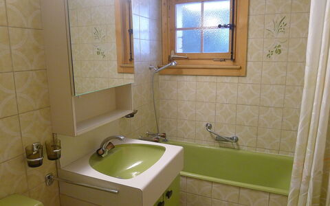 Le Brévent 4: Badkamer, Kamer, Eigendom, Tegel, Muur, Badkamer Accessoire, Loodgieterswerkinrichting, Architectuur, Wastafel, Verdieping