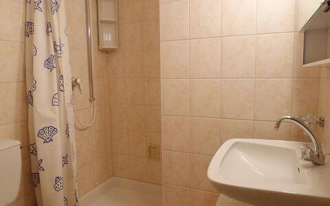 Villars 784: Badkamer, Eigendom, Tegel, Kamer, Muur, Kraan, Loodgieterswerkinrichting, Douchegordijn, Interieur Ontwerp, Badkamer Accessoire