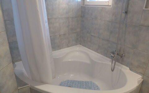 Savoie 1: Badkamer, Bad, Tegel, Eigendom, Loodgieterswerkinrichting, Muur, Verdieping, Kamer, Architectuur, Toilet