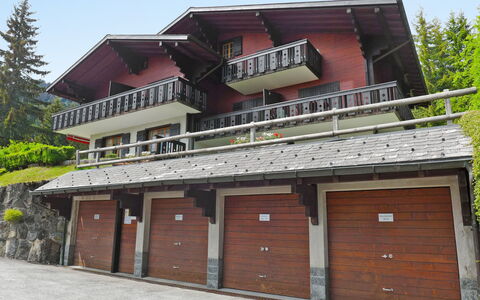 Villars 850: Lucht, Eigendom, Deur, Venster, Hout, Boom, Fabriek, Gebouw, Verblijf, Onroerend Goed