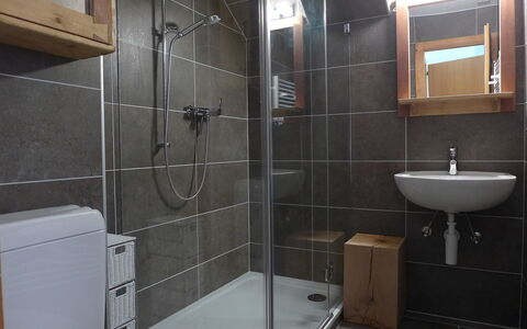 Villars 850: Badkamer, Eigendom, Kamer, Tegel, Loodgieterswerkinrichting, Kraan, Deur Van De Douche, Deur, Architectuur, Verdieping