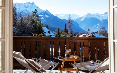 Villars 995: Lucht, Berg, Eigendom, Meubilair, Natuur, Tafel, Azure, Venster, Hout, Stoel