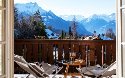 Villars 995: Lucht, Berg, Eigendom, Meubilair, Natuur, Tafel, Azure, Venster, Hout, Stoel