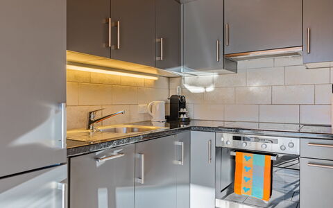 Le Bouveret 100: Countertop, Cabinetry, Gebouw, Kraan, Meubilair, Keuken, Fornuis, Toestel Van De Keuken, Wastafel, Huishoudapparatuur