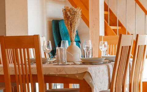 Le Bouveret 100: Meubilair, Hout, Interieur Ontwerp, Flooring, Stoel, Oranje, Bruin, Verdieping, Tafel, Eetkamer