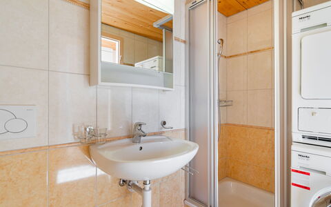 Le Bouveret 100: Spiegel, Kraan, Wastafel, Wasruimte, Eigendom, Wastafel In De Badkamer, Loodgieterswerkinrichting, Badkamer, Gebouw, Interieur Ontwerp