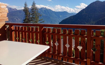 Ovronnaz 220: Lucht, Berg, Wolk, Eigendom, Hout, Hek, Boom, Lariks, Verblijf, Tafel