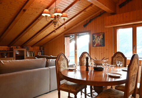 Ovronnaz 240: Tafel, Eigendom, Meubilair, Venster, Hout, Interieur Ontwerp, Verlichting, Stoel, Bankstel, Gebouw